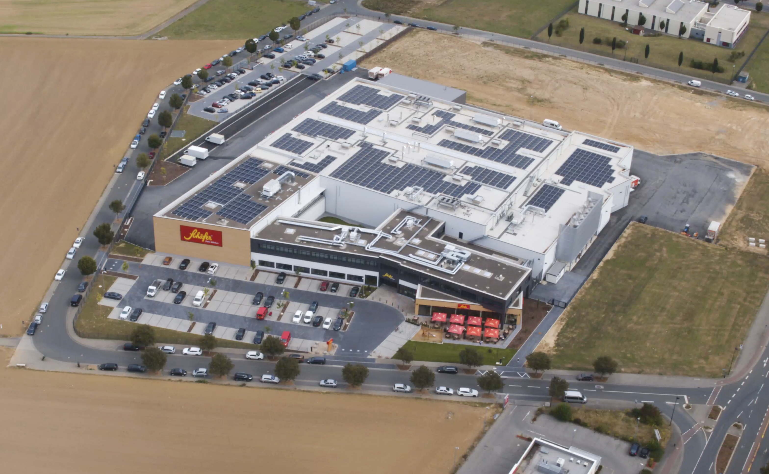 wi-solar-baeckerei-schaefer-limburg-dachansicht-photovoltaik